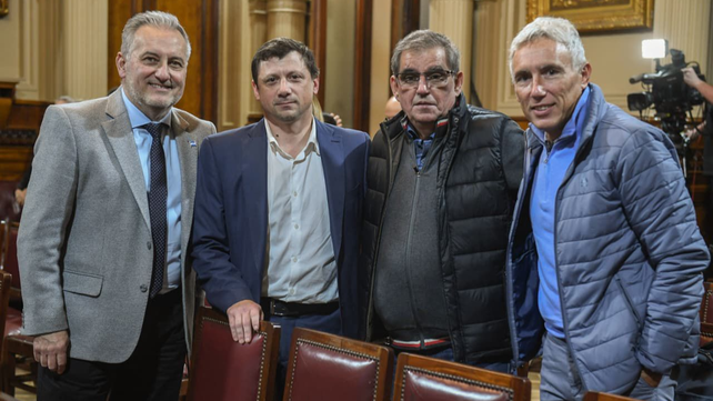 El senador Lewandowski junto a representantes de la UOM Rosario en el Senado donde se promueve la iniciativa para declarar a Rosario Capital de la Industria Metalúrgica.&nbsp;