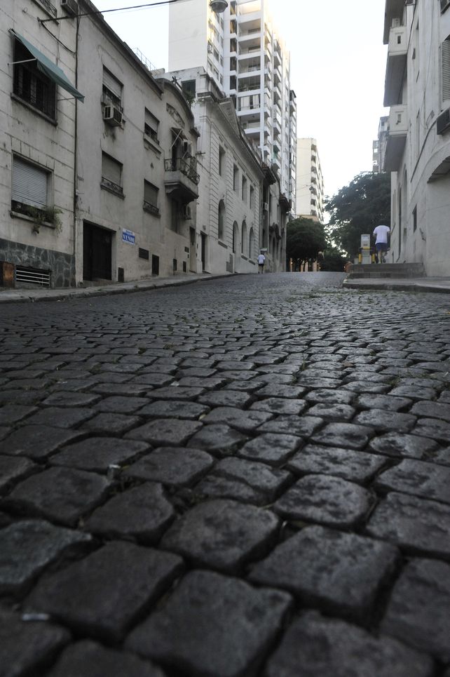 Bicicletean por Pellegrini hasta el Parque Independencia y regresan por el mismo camino. (Leonardo Vincenti)