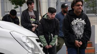 Marchen presos. Parte de la banda de los jóvenes ricos cuando fueron detenidos en Punta del Este. Imagen: Juan Tesone.