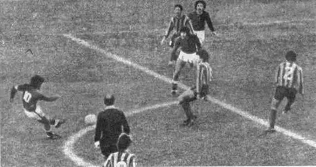 La pelota impulsada por la zurda bendita de Marito va camino a incrustarse en el ángulo superior izquierdo de Biasutto. Será el gol