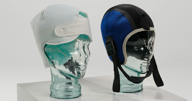Dos modelos de cascos fríos. Contienen gel congelado, que frena la circulación sanguínea en el cuero cabelludo. 