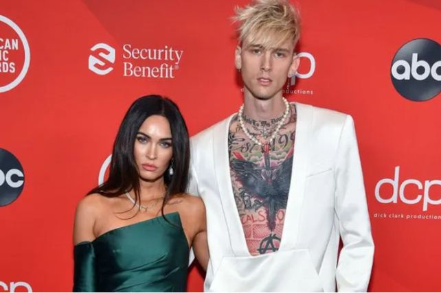 Megan Fox y Machine Gun Kelly impactaron en la alfombra roja de los American Music Awards