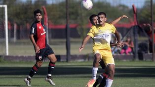 Justa Igualdad: Nahuel Stegemann maniobra ante los defensores de Newells. El mediocampista marcó el empate con un tiro penal para los papales.&nbsp; &nbsp;