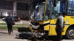 Murió un motociclista tras chocar de frente contra un colectivo en el norte de la ciudad