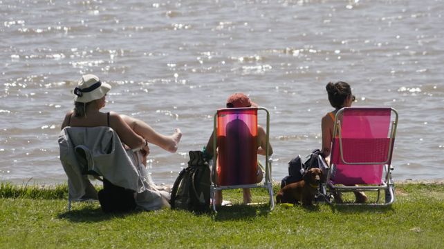 Los rosarinos aprovecharon el feriado para disfrutar del sol y el río