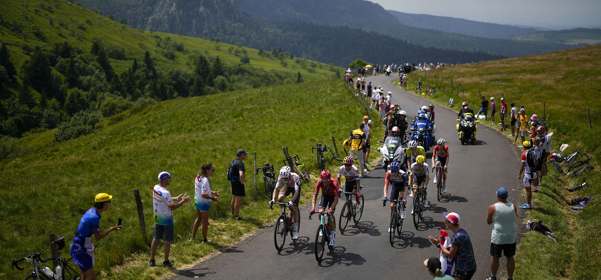 Un pelotón de ciclistas escapa durante la décima etapa del Tour de Carrera ciclista francesa de más de 167 kilómetros con inicio en Vulcania y final en Issoire, Francia, el martes 11 de julio de 2023. (Foto AP/Thibault Camus) Un pelotón de ciclistas escapa durante la décima etapa del Tour de Carrera ciclista francesa de más de 167 kilómetros con inicio en Vulcania y final en Issoire, Francia, el martes 11 de julio de 2023. (Foto AP/Thibault Camus)