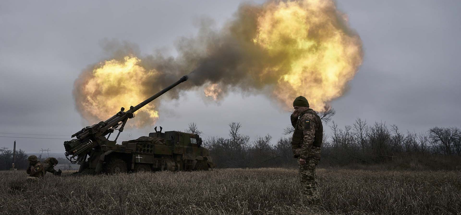 Soldados ucranianos disparan un obús Caesar de fabricación francesa hacia posiciones rusas cerca de Avdiivka, región de Donetsk, en Ucrania. (AP Photo/Libkos, Archivo) Soldados ucranianos disparan un obús Caesar de fabricación francesa hacia posiciones rusas cerca de Avdiivka, región de Donetsk, en Ucrania. (AP Photo/Libkos, Archivo)