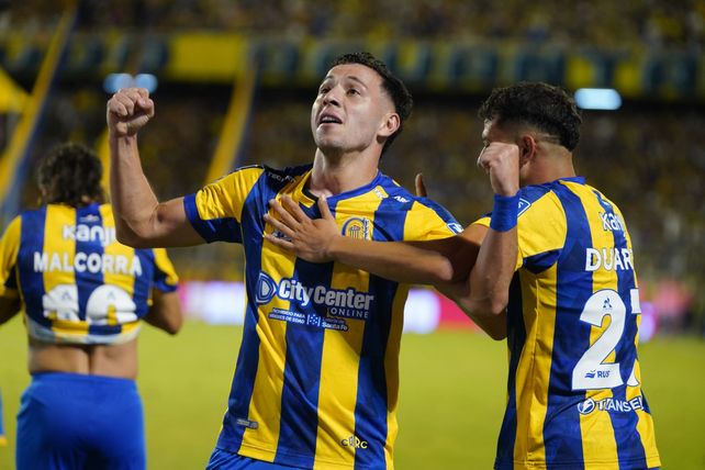 Ferreira celebra de cara a los hinchas de Central mientras recibe el abrazo de Gaspar Duarte, que fue quien remató primero.