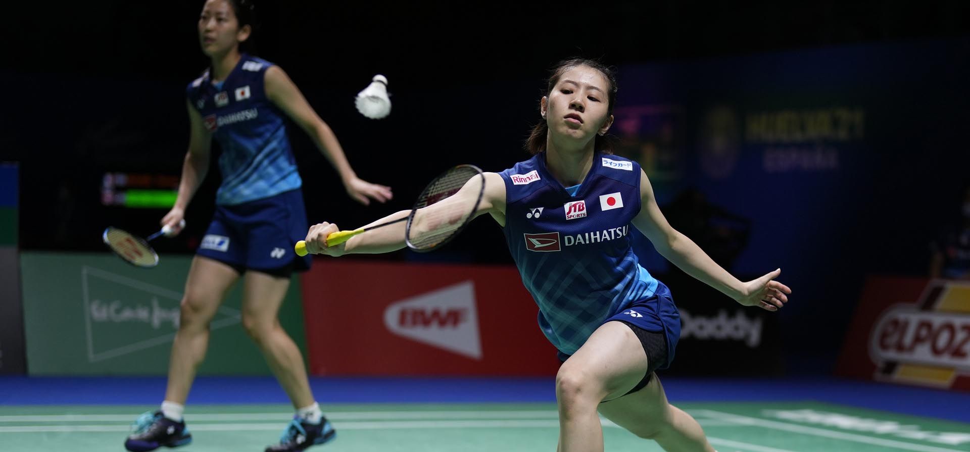 Las japonesas Nami Matsuyama y Chiharu Shida juegan contra las españolas Clara Azurmendi y Beatriz Corrales durante su partido individual femenino de bádminton en el Campeonato Mundial BWF en Huelva, España, el martes 14 de diciembre de 2021. Foto: AP