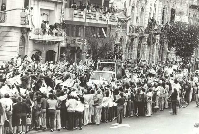 Juan Pablo II a bordo del papamóvil recorre las calles de Rosario acompañado por miles de personas.