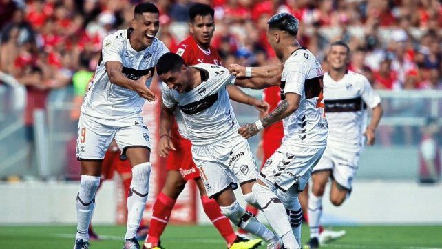 Nicolás Castro festeja el primer gol de Platense. A la izquierda