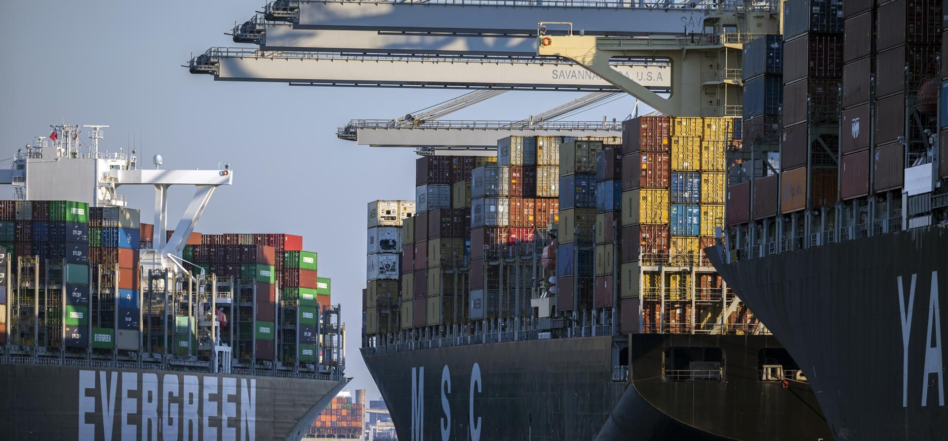 El buque portacontenedores Ever Far, navega río abajo más allá del Puerto de Savannah de la Autoridad Portuaria de Georgia.