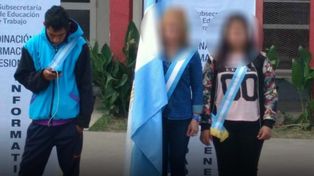 ¡Largá el celu nene! Indignación en Salta por esta imagen viralizada