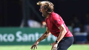 El técnico de Newells intentando dar indicaciones a sus dirigidos durante el segundo tiempo.