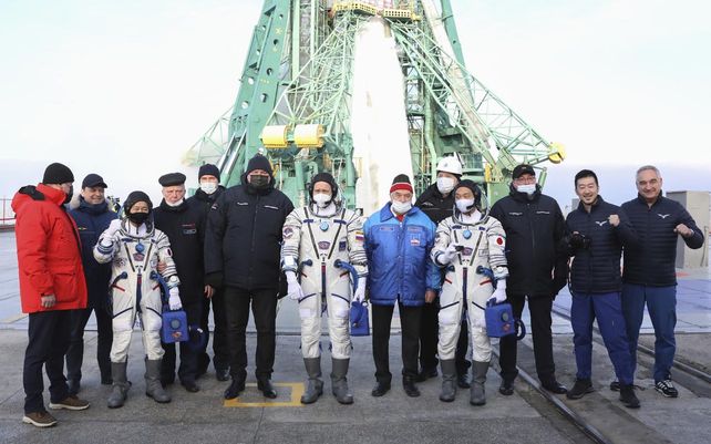 El cosmonauta de Roscosmos, Alexander Misurkin, al centro, y los participantes del vuelo espacial. El magnate de la moda japonés Yusaku Maezawa, a la izquierda en traje espacial, y el productor japonés Yozo Hirano, a la derecha, posan con miembros de la tripulación principal de la nueva misión Soyuz a la pose de la Estación Espacial Internacional (ISS) con funcionarios de Roscosmos cerca del cohete antes del lanzamiento en el cosmódromo ruso de Baikonur arrendado, Kazajstán, el miércoles 8 de diciembre de 2021. Un multimillonario japonés y su productor se lanzaron al espacio el miércoles como los primeros turistas espaciales autofinanciados en más de una década.