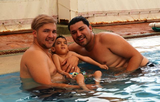 Polideportivo 9 de julio. La familia en la pileta.