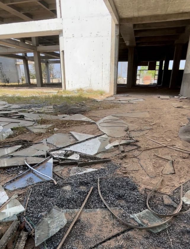En septiembre pasado hubo un último ataque vandálico que destrozó por completo los cerramientos de vidrio de todos los niveles del edificio.&nbsp;