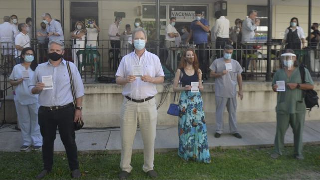 Los primeros vacunados contra el covid en el hospital Centenario de Rosario muestran