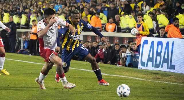 Jaminton Campaz intenta el desborde en el partido ante Huracán