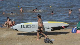 El calor empujó a muchos rosarinos a buscar refugio en el río.