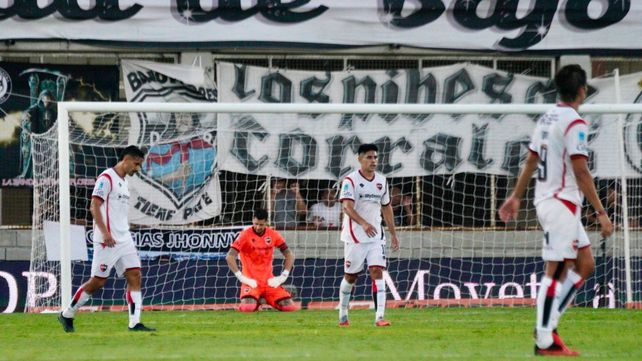 Otro error de Newells provocó un gol rival