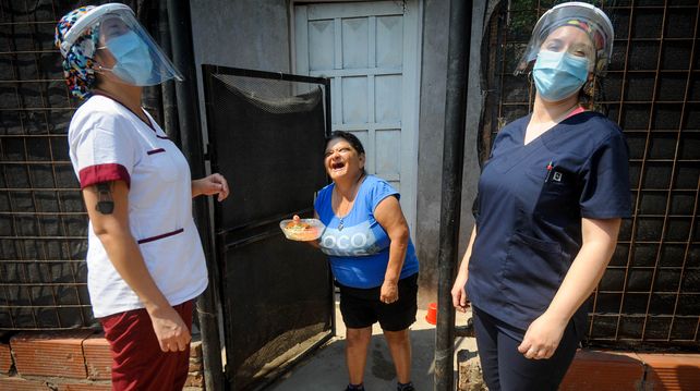 Desde el centro de Salud Ceferino Namuncurá se coordinó la entrega a domicilio de viandas a los pacientes diabéticos. Las doctoras Diana Sacco y Noelia Jacques fueron las encargadas de recorrer el barrio y entregar cada vianda y los medicamentos necesarios.