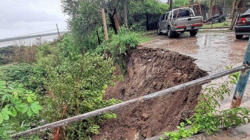 Paraná: vecinos de calle Galán denuncian abandono y riesgo por socavones