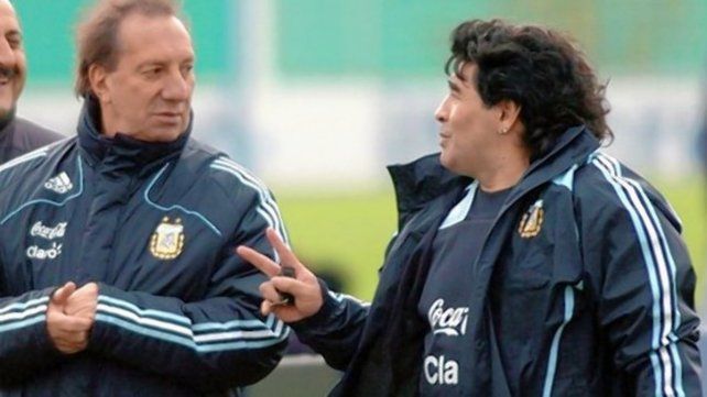 Apagamos la tele para que Carlos con se entere de la muerte de Maradona