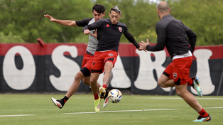 Foto de archivo: los jugadores de Newells se entrenan pensando en su próximo encuentro