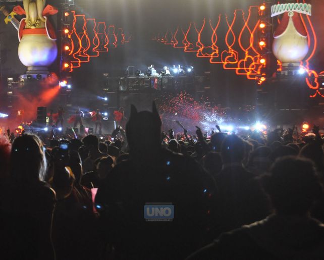 Batman mirando como toca un DJ. Foto UNO Mateo Oviedo.&nbsp;