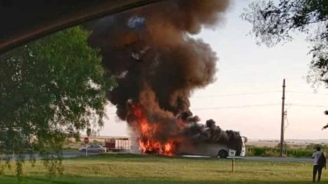 El fuego consumió gran parte de la estructura de un colectivo de pasajeros en Ruta 12