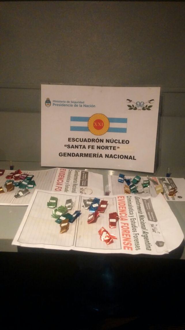 Barrio Belgrano: detuvieron a una mujer con drogas, un arma y dinero en su cartera