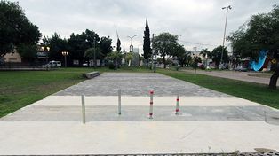 Se robaron las columnas del Monumento al Himno Nacional
