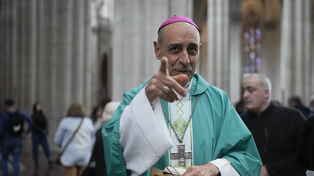 Vaticano: los conservadores atacan a un aliado clave de Francisco por un libro que publicó cuando era joven