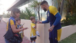 Jésica y sus hijos saludando a Fatura Broun, a quien le agradecieron su aporte para el título.