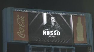 La imagen de Miguel Ángel Russo en la pantalla gigante del José Amalfitani fue todo un símbolo del homenaje.