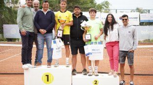 La premiación con los finalistas Alfonso Costamagna y Augusto Lucarelli.&nbsp;