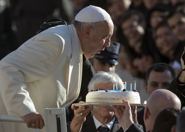 que los cumplas feliz. Francisco celebró ayer sus dos años de un papado