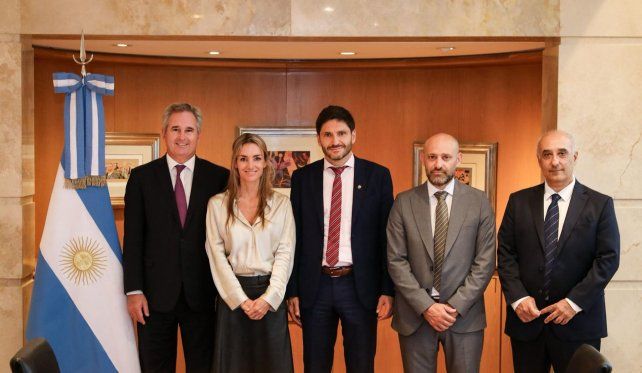 Pullaro llevó a Cancillería un documento en defensa de la producción santafesina de biodiésel