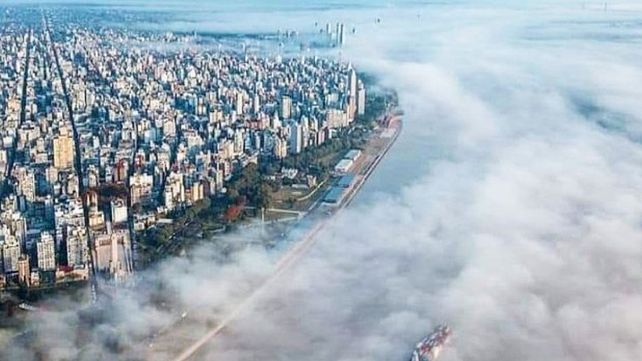 El humo sale de las islas e invade la ciudad de Rosario.