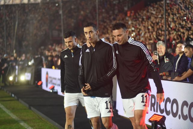 Di María y Scaloni. Atrás Paredes.
