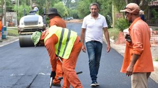 La pavimentación de calle Santa Fe se suma al plan comunal de Obras Públicas, permitiendo mejorar y ampliar infraestructura, orientado a acompañar el crecimiento de la localidad y garantizar servicios esenciales.
