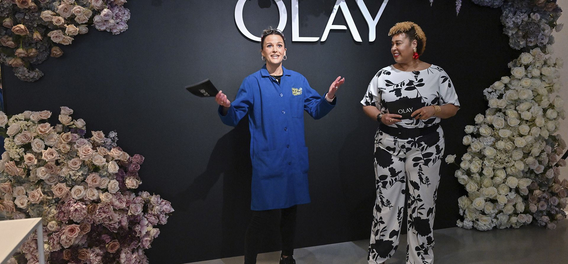 Kate the Chemist, izquierda, y la Dra. Maiysha Jones, Científica Principal, Cuidado Personal de América del Norte en Procter and Gamble, dan la bienvenida a los invitados a la experiencia de Olay Body Labs que destacó la ciencia detrás del innovador Olay Hyaluronic Body Régimen de atención en la ciudad de Nueva York el jueves 22 de junio de 2023. (Foto de Diane Bondareff/Invision para Olay/AP Images) Kate the Chemist, izquierda, y la Dra. Maiysha Jones, Científica Principal, Cuidado Personal de América del Norte en Procter and Gamble, dan la bienvenida a los invitados a la experiencia de Olay Body Labs que destacó la ciencia detrás del innovador Olay Hyaluronic Body Régimen de atención en la ciudad de Nueva York el jueves 22 de junio de 2023. (Foto de Diane Bondareff/Invision para Olay/AP Images)
