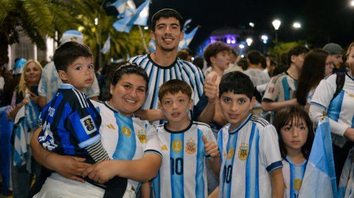 Paraná se vistió de celeste y blanco: una multitud copó Plaza 1° de Mayo para festejar