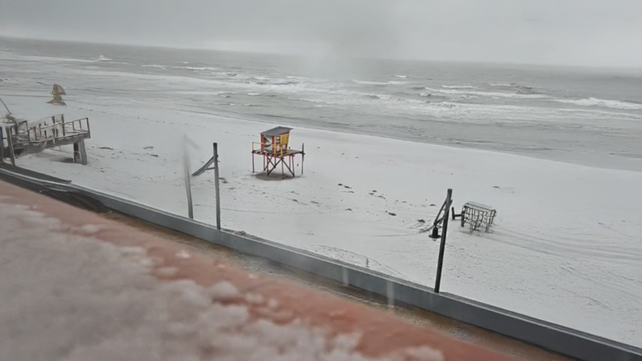 La nieve dejó un manto blanco a metros del mar en la localidad de Monte Hermoso.