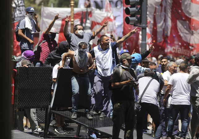 Graves incidentes entre manifestantes y la policía en cercanías del Congreso de la Nación