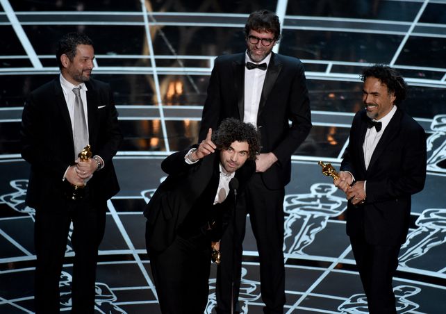 Los argentinos Armando Bó y Nicolás Giacobone ganaron el Oscar en el rubro mejor guión original por su trabajo en la película de Alejandro González Iñarritu Birdman.