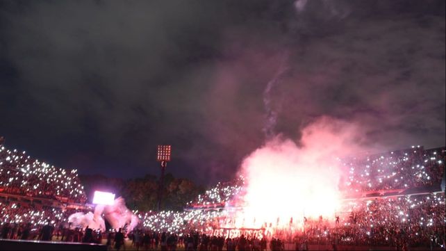 Banderazo colosal. El plantel de Newells recibió el afecto de los hinchas en la previa al clásico.