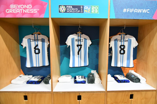 Las camisetas de la selección ya lucen en el vestuario del Eden Park de Auckland.