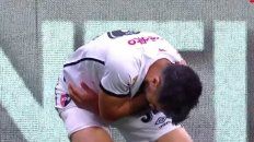 Scocco, muy dolorido, se toma el hombro izquierdo. Se lesionó por una infracción de Campuzano. Scocco, muy dolorido, se toma el hombro izquierdo. Se lesionó por una infracción de Campuzano.